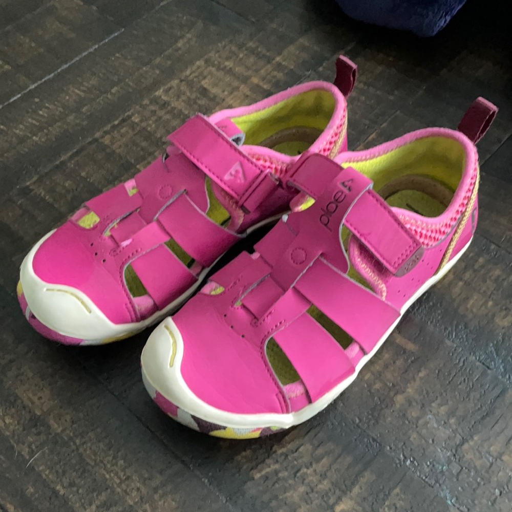 Plae Sandals